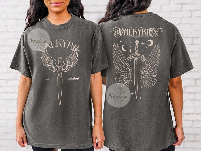 2 sildes, Acotar Valkyrie Acosf t-Shirt, Nesta Archeron Gwyn Emerie Cassian Azriel Illyrian Training Camp Velaris Sarah J...