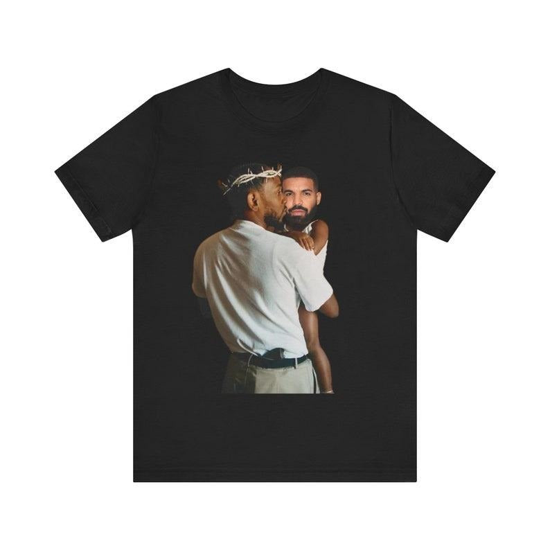 Kendrick Holding Baby Drake Beef - Drake vs. Kendrick Lamar Beef. T-Shirts, Hoodie, Sweatshirt | CiraTrend.com