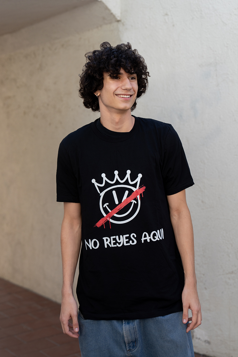 No Reyes Aqui T-Shirt (Black) Hoodie, Sweatshirt | CiraTrend.com (Image 1)