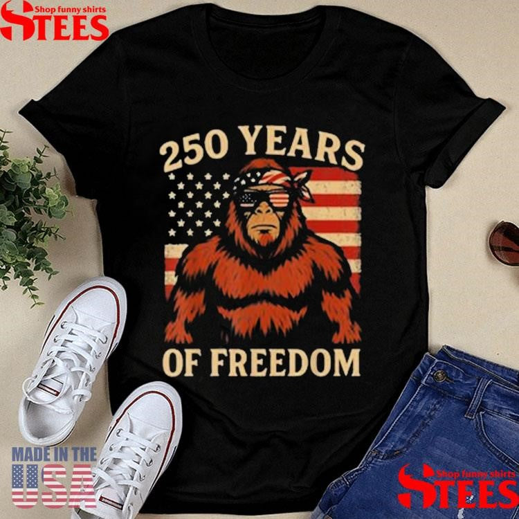 Patriotic Squatchin’ For Freedom 250 Years Strong T-shirt