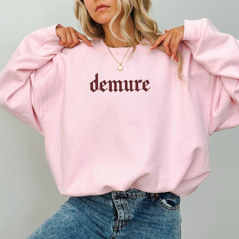 Retro Demure Sweatshirt, Funny Very Demure Graphic Crewneck for Women, Vintage Demure Sweater for Girls, Very Demure Very Mindful Sweatshirt, Influencer Trending Top, Comfy Long Sleeve Pullover, Unhignhed Casual Womenswear, Soft Cotton Fabric Women's Tops