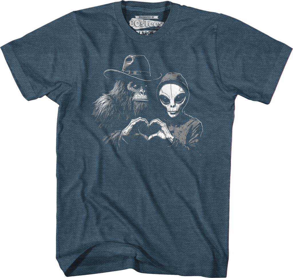 Bigfoot & Alien Love T-Shirt Hoodie, Sweatshirt | CiraTrend.com (Image 4)
