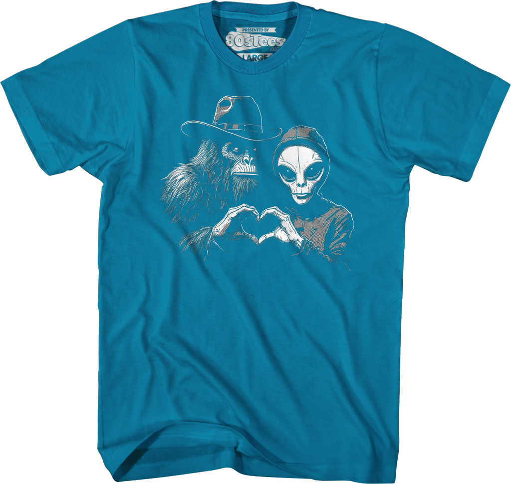 Bigfoot & Alien Love T-Shirt Hoodie, Sweatshirt | CiraTrend.com (Image 5)
