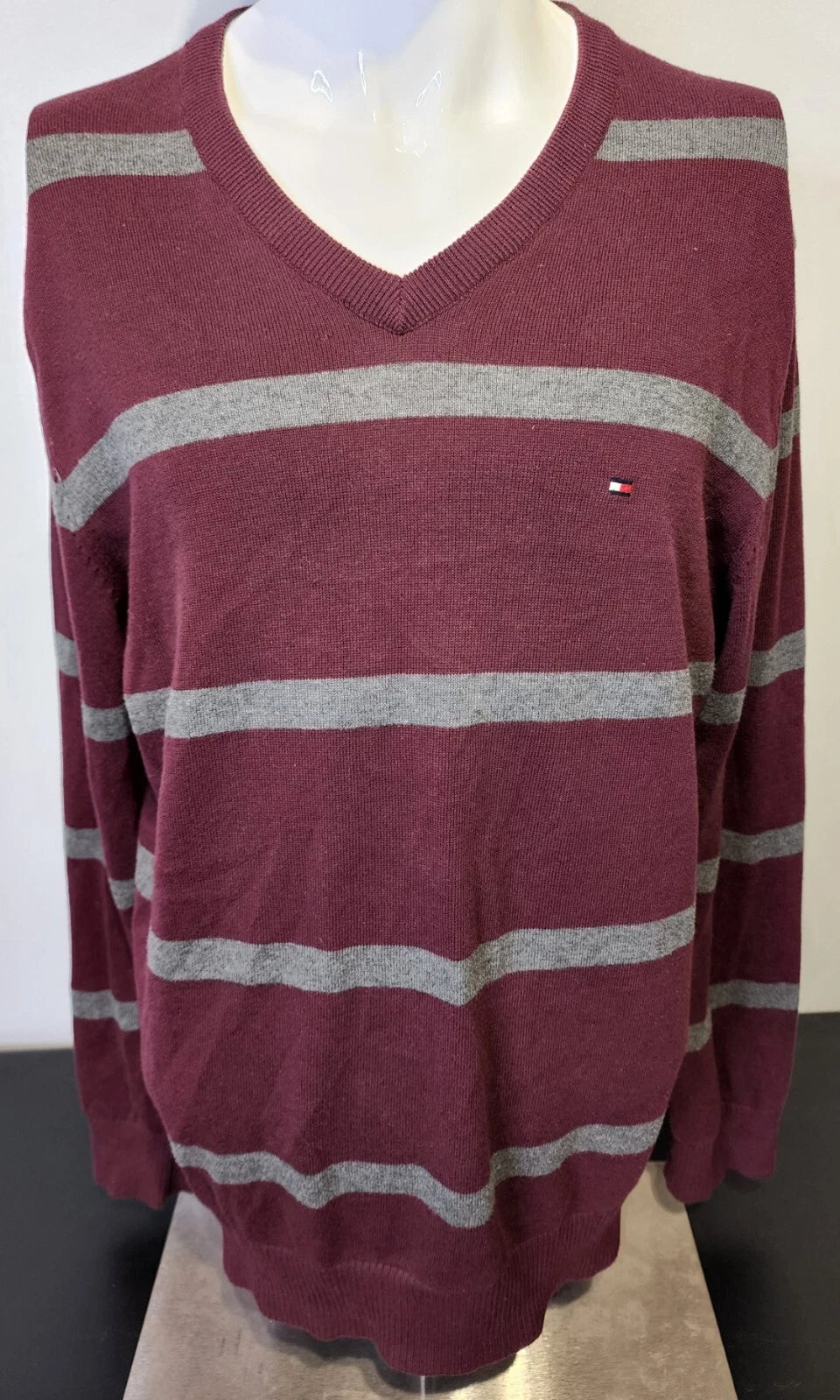 Tommy Hilfiger Mens Large Red Burgundy & Gray V Neck Longsleeve Pullover Shirt