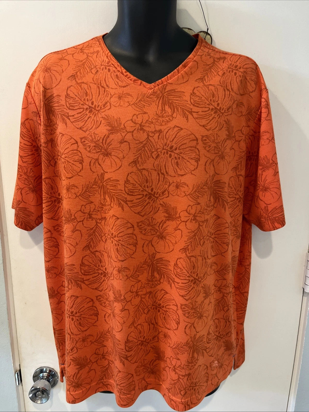 Tommy Bahama Men’s Size Large Orange V-neck Short Sleeve T-shirt Floral Design