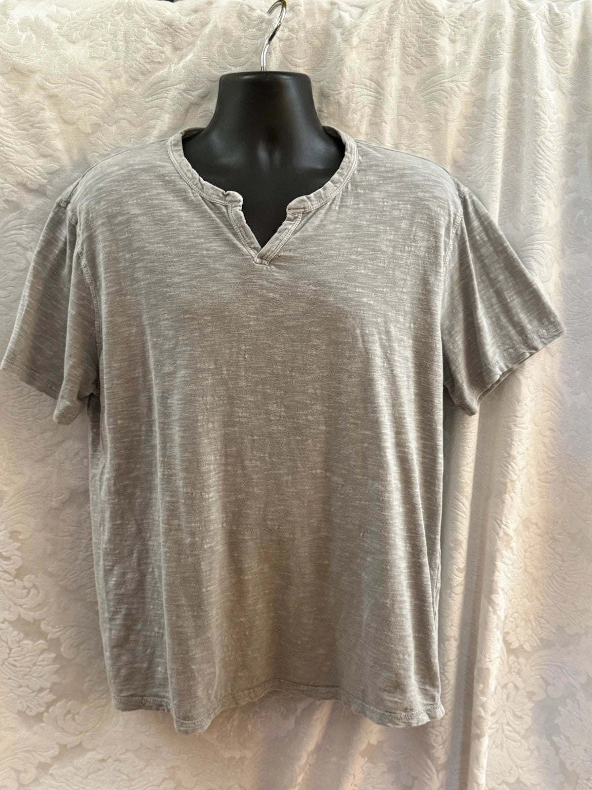 LUCKY BRAND Men’s NOTCHED NECK T-Shirt~Size XL~S/S 100% Cotton GRAY EUC