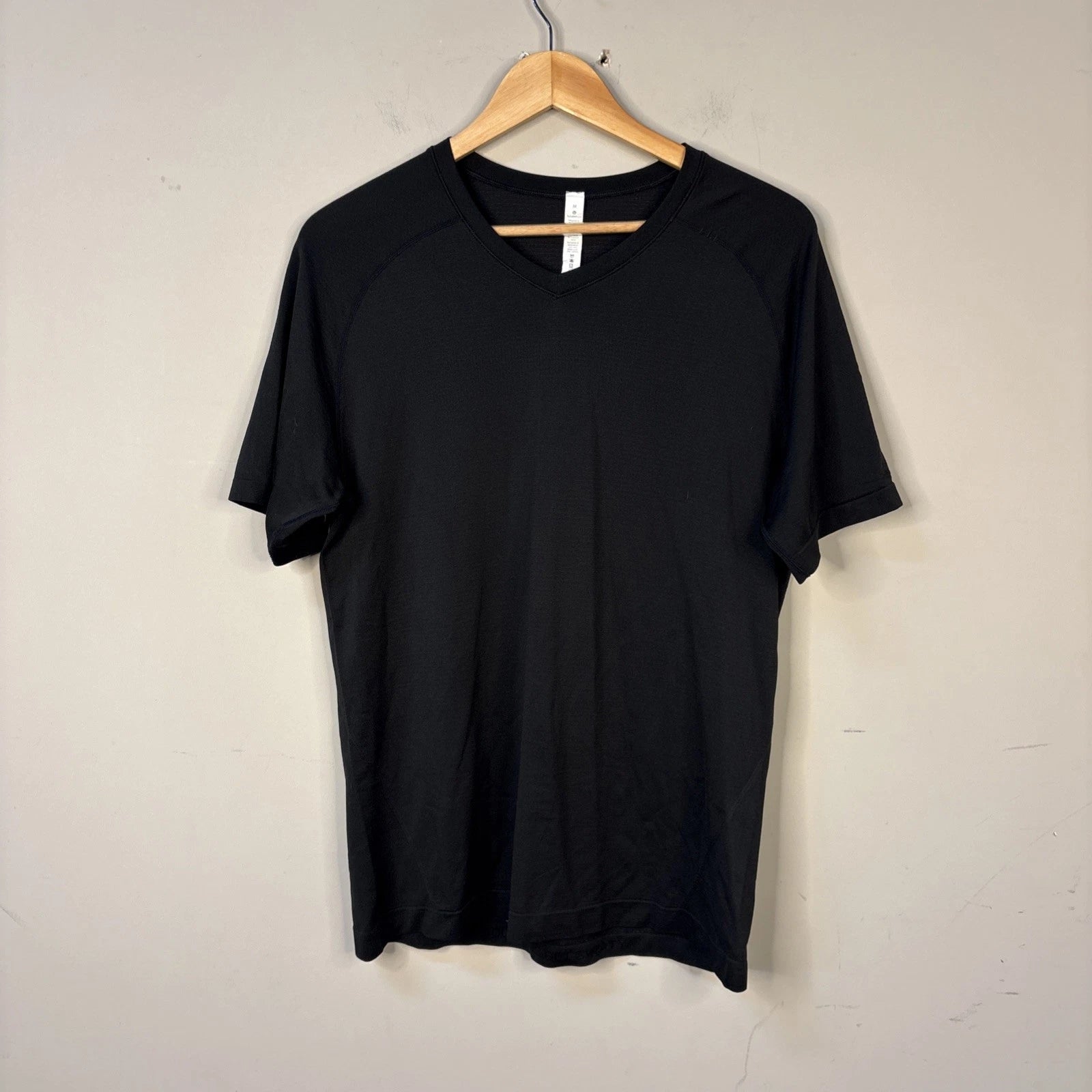 Mens Lululemon T-shirt Size M Black V Neck